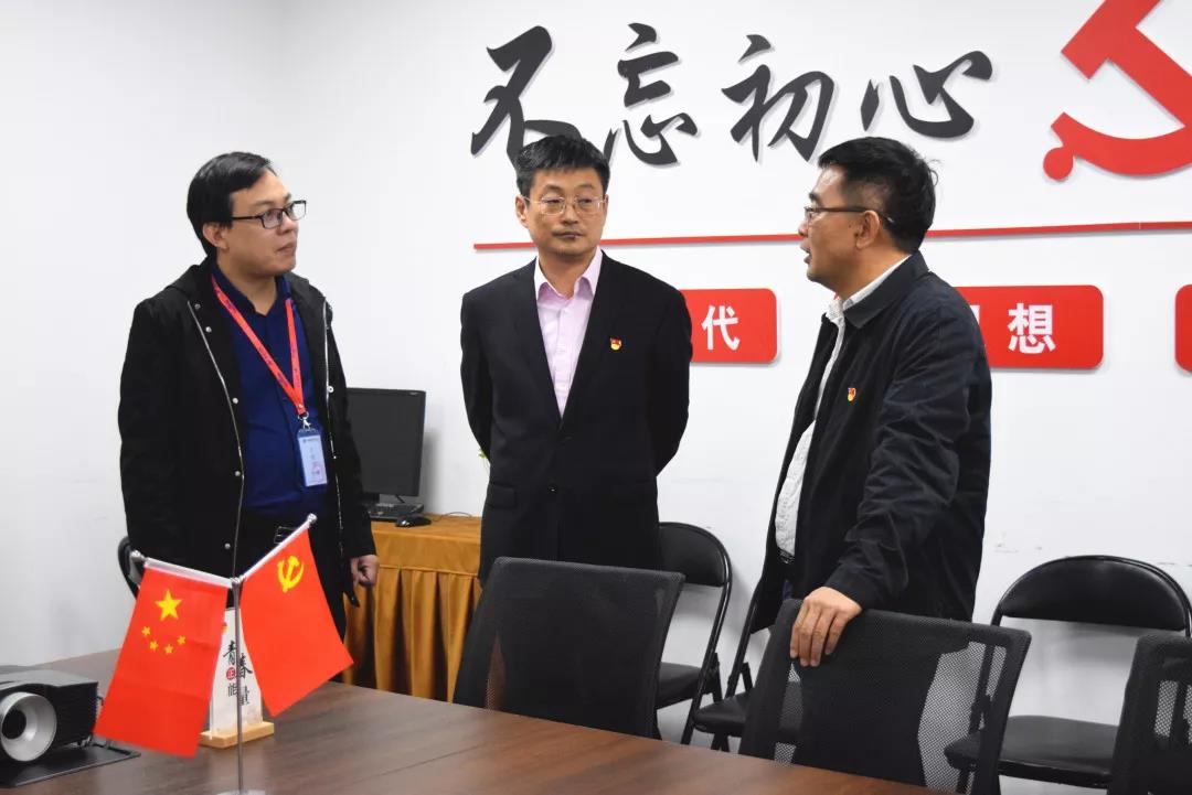 中共安陽市委網(wǎng)信辦主任路玉軍、副主任王曉萌等一行人蒞臨安陽青峰網(wǎng)絡(luò)指導(dǎo)工作